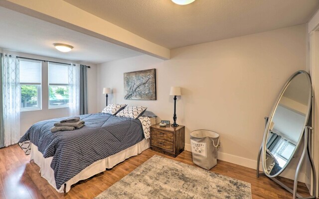Cute Grand Haven Apartment: Walk Downtown Streets!