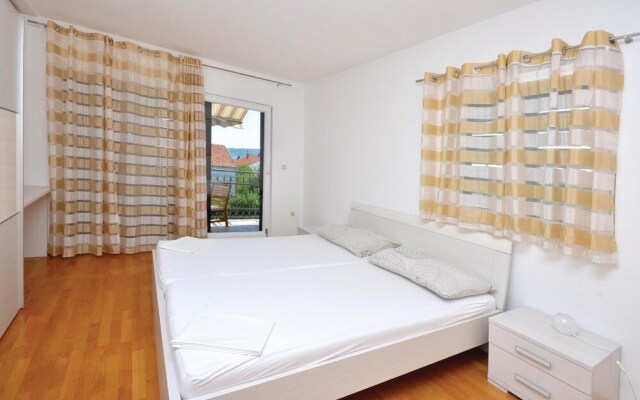 Beautiful Home in Kastel Stafilic With Wifi and 8 Bedrooms