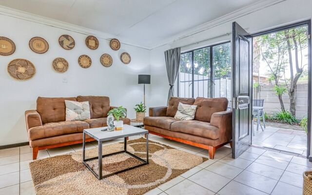 The Cottage-1 Bed-pool-bbq-fibre-solar-samrand