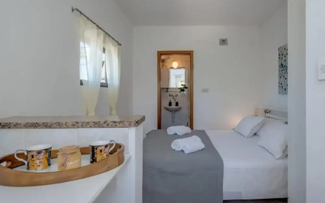 Seaside Getaway Holiday Home With Patio Slatine