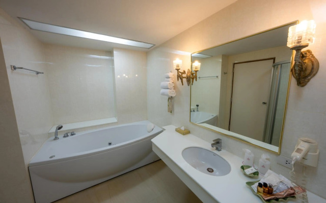Amdaeng Bangkok Riverside Hotel