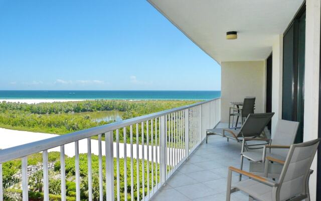 Inviting Condo on Beach With Pool and Tennis Courts