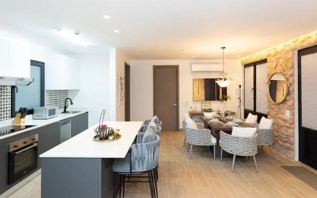 The Elegant Condo by Acomodo