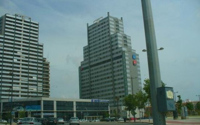Отель Ilunion Valencia 3 