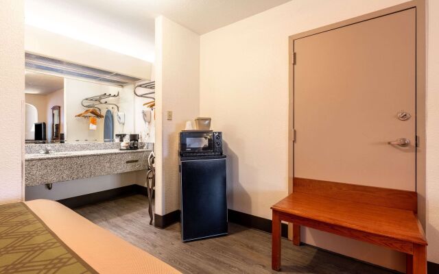 Econo Lodge Inn & Suites Memphis East