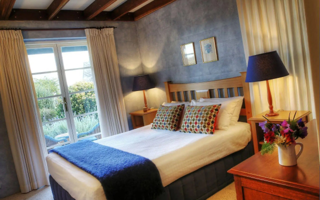 Vineyard Cottages & Cafe