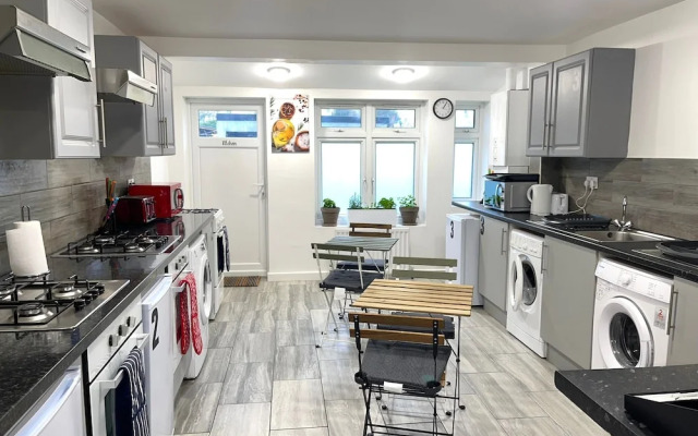 Impeccable Spacious 6-bed House in Romford