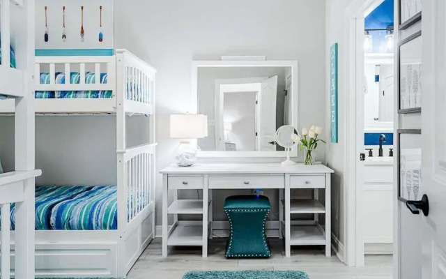 Luxury Waterfront Condo W/pool & Views!