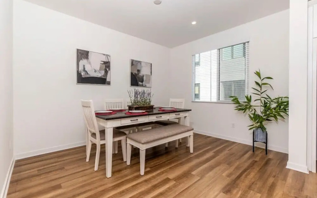 Master Bedroom With King Bed Central Location