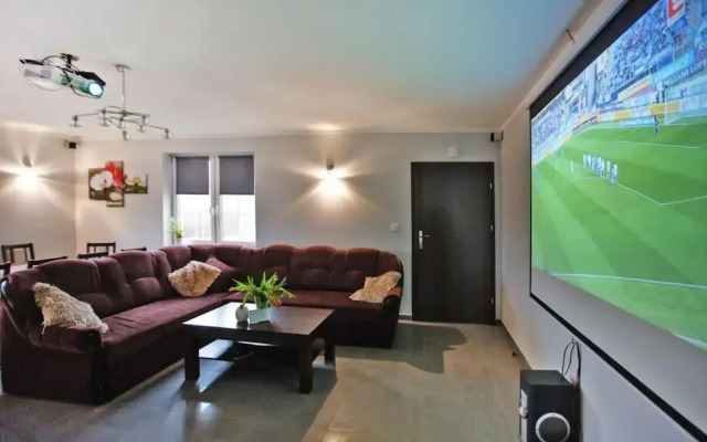 Comfortable Ground Floor Apartment, Summer Pool