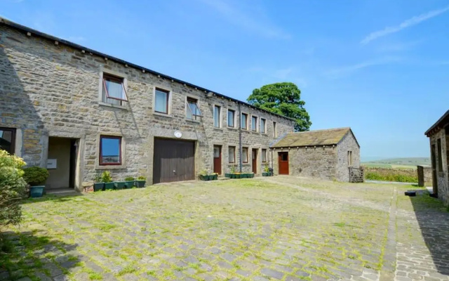 Traditional Holiday Home With Beautiful Views Over Meadows