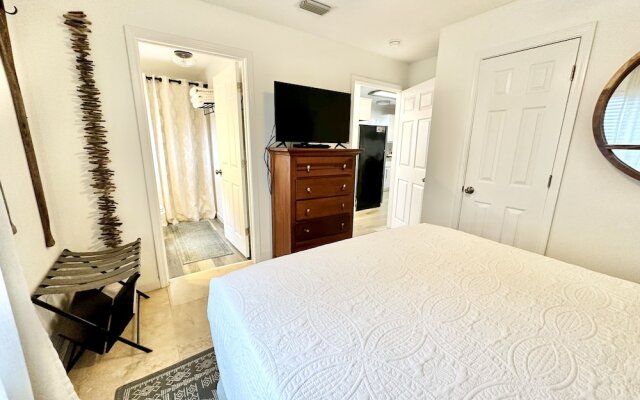 Emerald Hideaway 2 Bedroom Condo by RedAwning