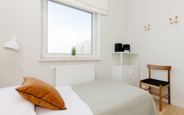 Bright Two Bedroom Apartment by Renters