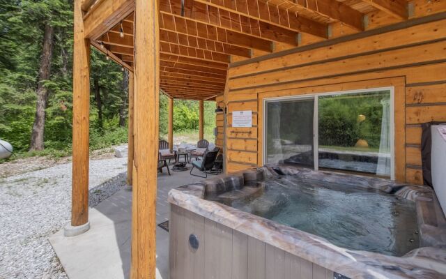 Bearfoot Chalet 3 Bedroom Home by NW Comfy Cabins
