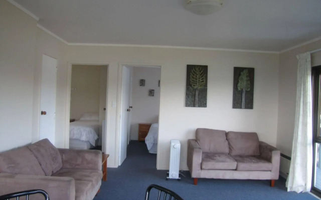 Tipi and Bob's Waterfront Lodge