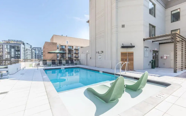 Elegant 2BR Apartment Minutes From DC