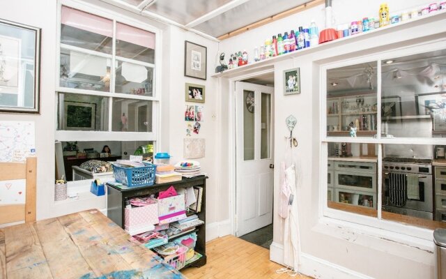 Spacious 3 Bedroom House in Clapton