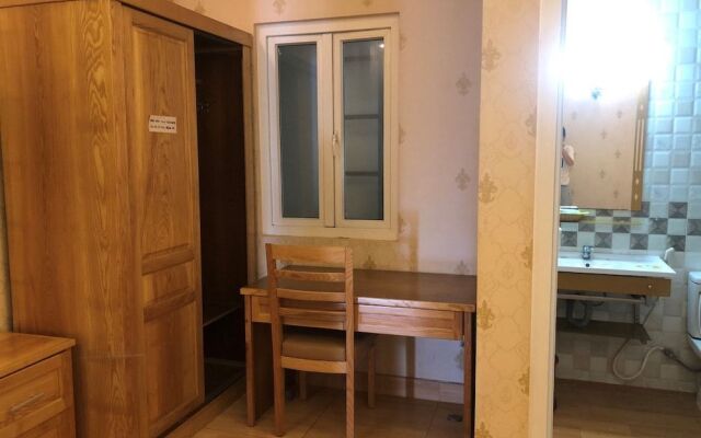 HHen Apartment Hotel