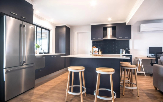 Modern Pet-friendly Mudjimba Townhouse - Only A Minute's Walk To The Beach! – Guest Rooms – Mudjimba