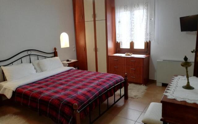 Sunshine house for 9, cozy set up,verandas, sea view.