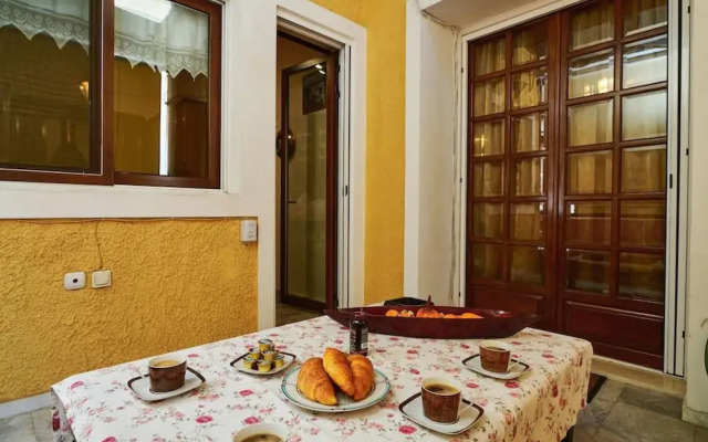 Spacious Central Apartment w h Free Parking Spaces
