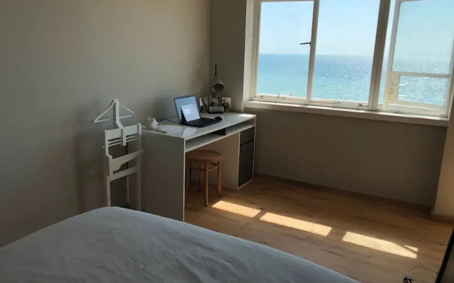 2 Bedroom Flat With Stunning Sea Views and Balcony