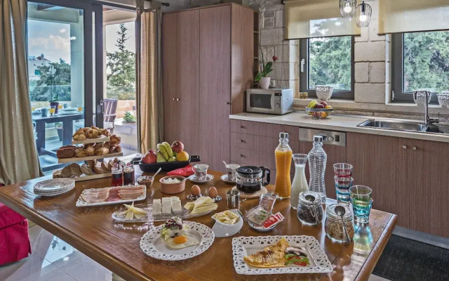 Dreamcatcher Villa Outdoor Indoor Pool hot tub