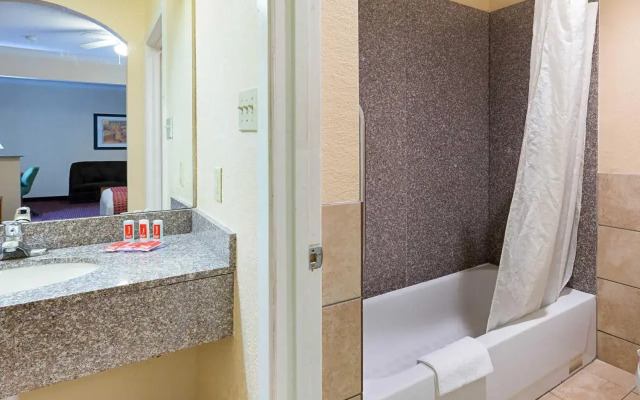 Econo Lodge & Suites