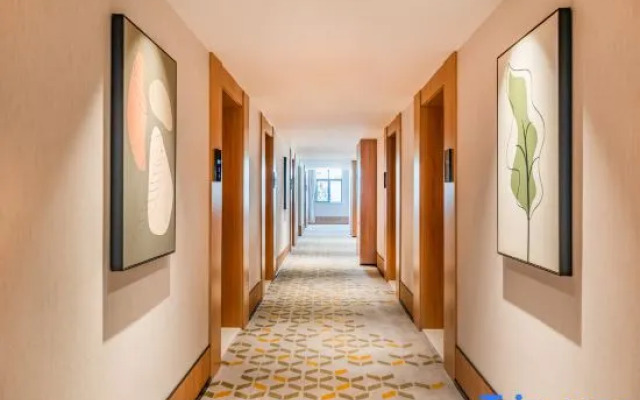 Starway Hotel (Kunming South Railway Station)