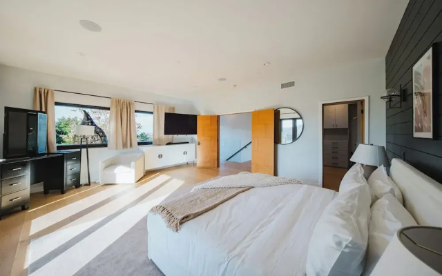 Farley Court - Stylish Hillside Residence With Stunning Views
