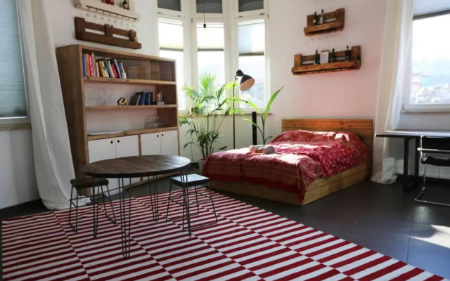 Luftiges Upcycling Studio im EG - Zentral