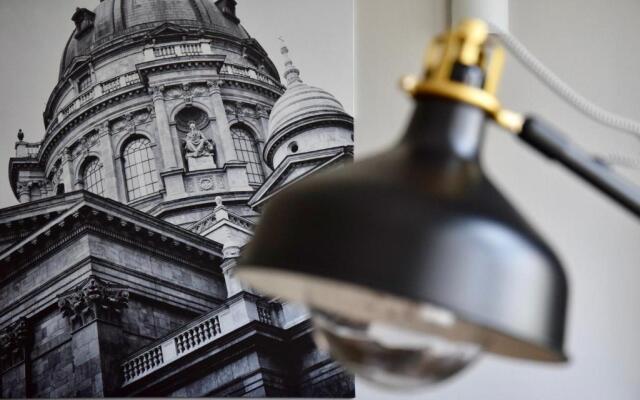 Luxury Apartment by Hi5 - Lovag Suites