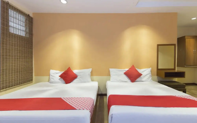 OYO 415 Straits Settlement Inn