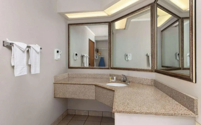 Days Inn by Wyndham Kansas City Northeast