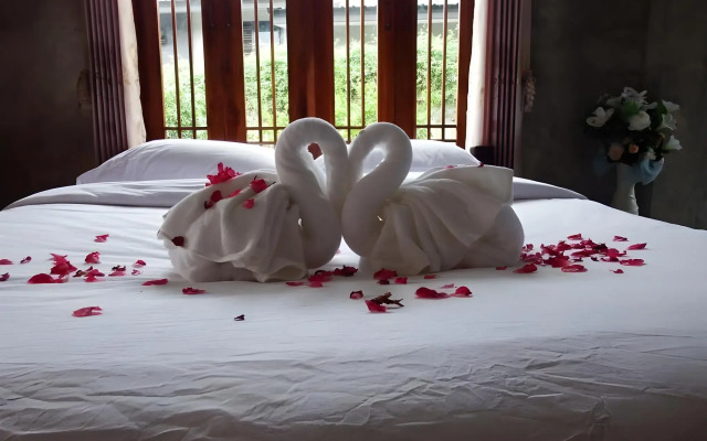 Pon-Pon & Nuan-La-Or