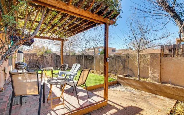 1 Mi to Unm: Convenient Albuquerque Townhome!