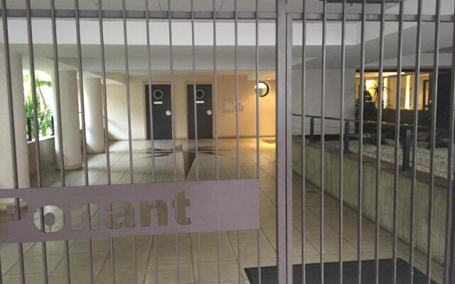 T2 proche de la gare, à 10 minutes à pieds de la Croisette, piscine & parking dans résidence de haut standing - Apartment in Cannes - Photo 3
