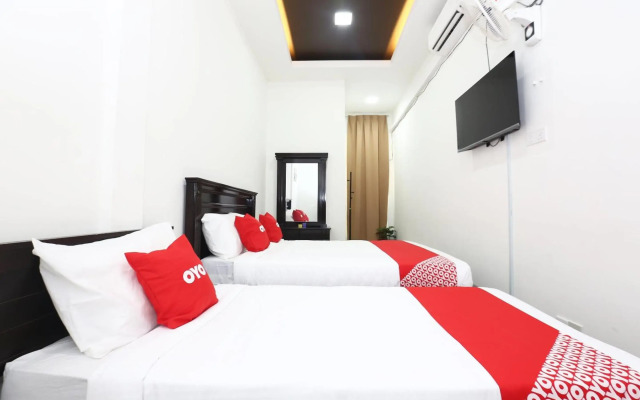 Super OYO 89678 Ady Hotel