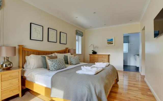 Luxurious,detached Holiday Home With Three Bathrooms and Parking