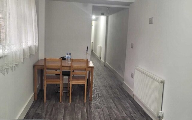 Lovely 2-bed Fully Refurbished House in London