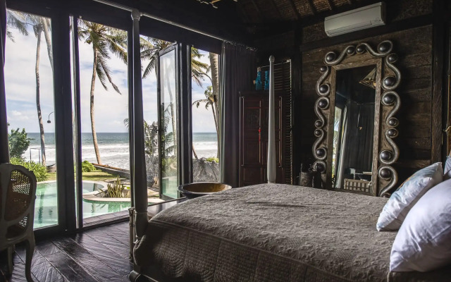 Absolute Beachfront Romantic Villa Laut