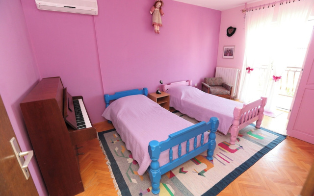 House Mrcela 200m From Beach