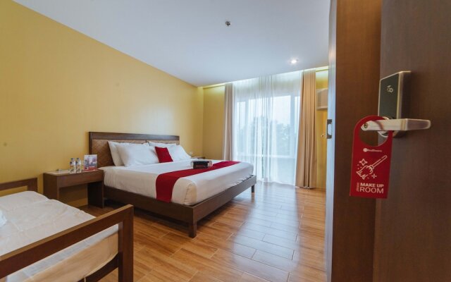 RedDoorz Premium near Health Centrum Banica