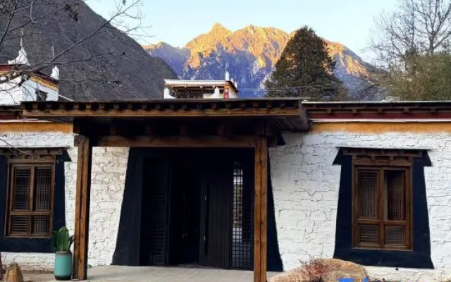 Zamba Jadeyard – Exterior – Danba