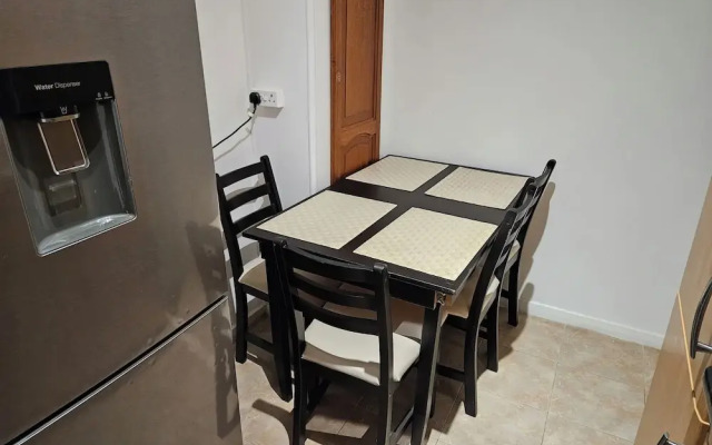 Mitcham Junction - 2 Bed Apartment - Sleeps 6