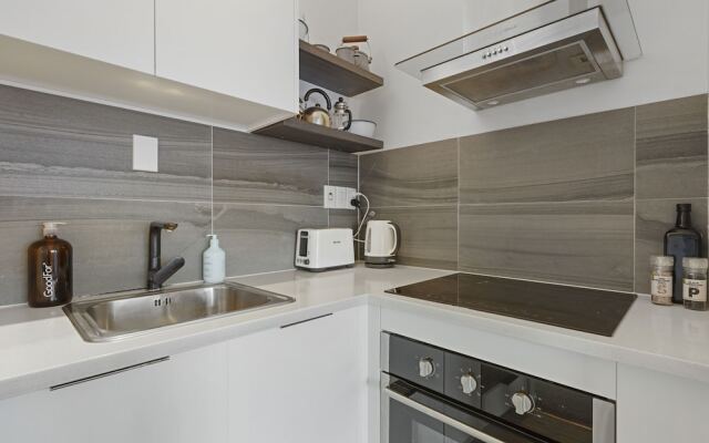 Central Quiet 2BR Apt -  Wifi -  Parking