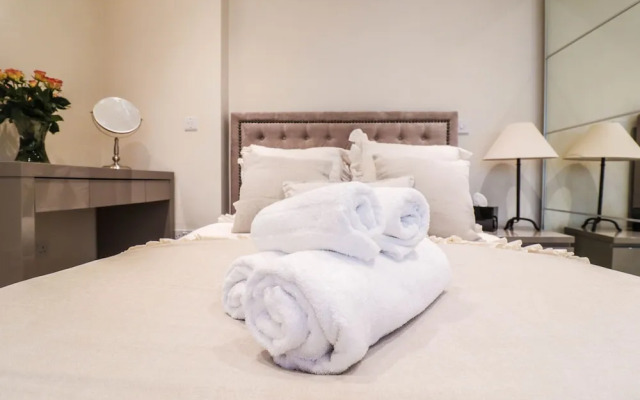 Beautiful Kensington Garden Apartment