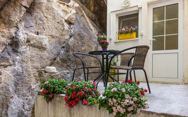 The Old Town Vintage 2-Bedroom Jewel