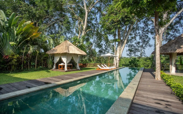 Luxury Jungle Villa, 3 BR, Ubud With Staff