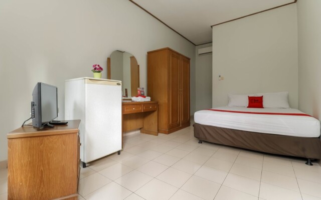 RedDoorz Plus @ Karet Pedurenan 3